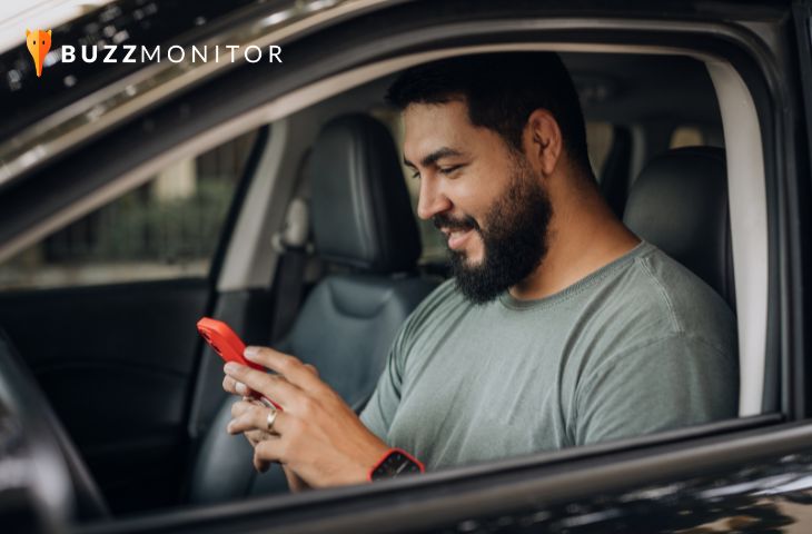 Homem analisando corridas em aplicativo de mobilidade urbana