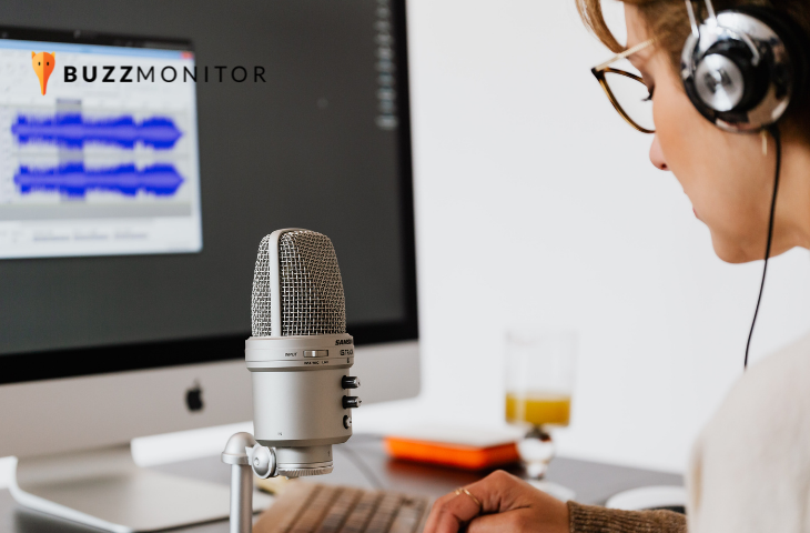 pessoa produzindo um podcast