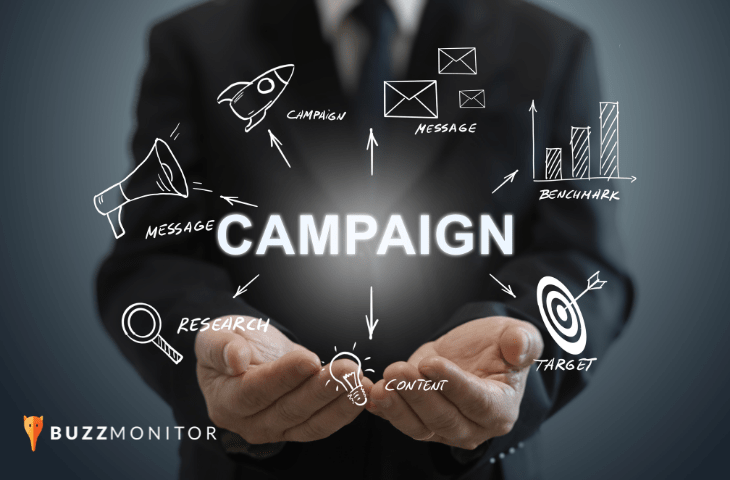 pessoa segurando a palavra "campaign" para simbolizar as métricas para campanha nas redes sociais,