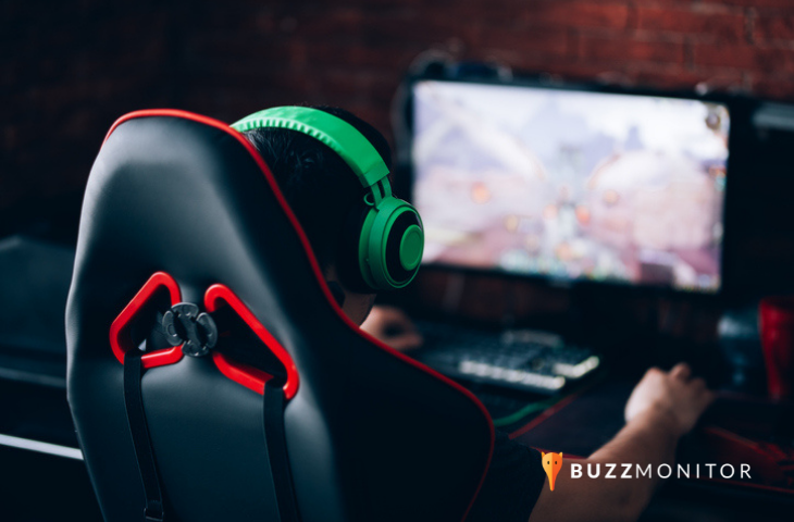 pessoa jogando em uma cadeira gamer