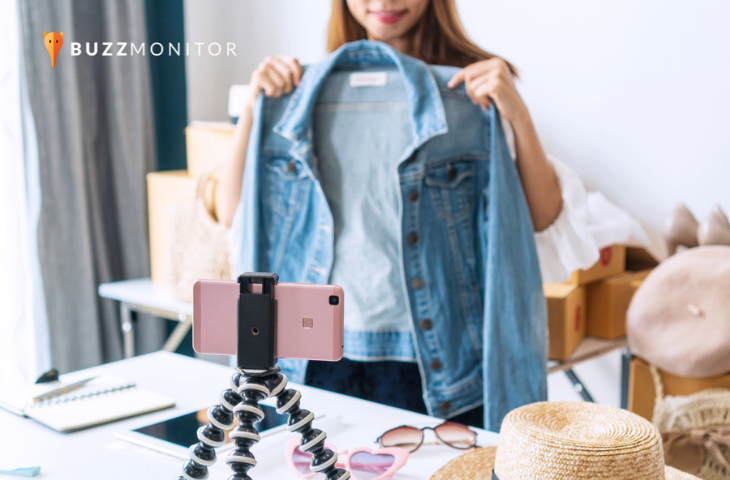 pessoa segurando camisa em frente ao celular, o Social Commerce pode impulsionar negócio