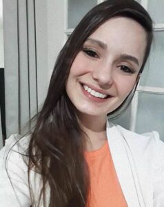 Thaís Bozzer, analista de Marketing da Unimed Amparo, faz a gestão da saúde da marca com a Buzzmonitor