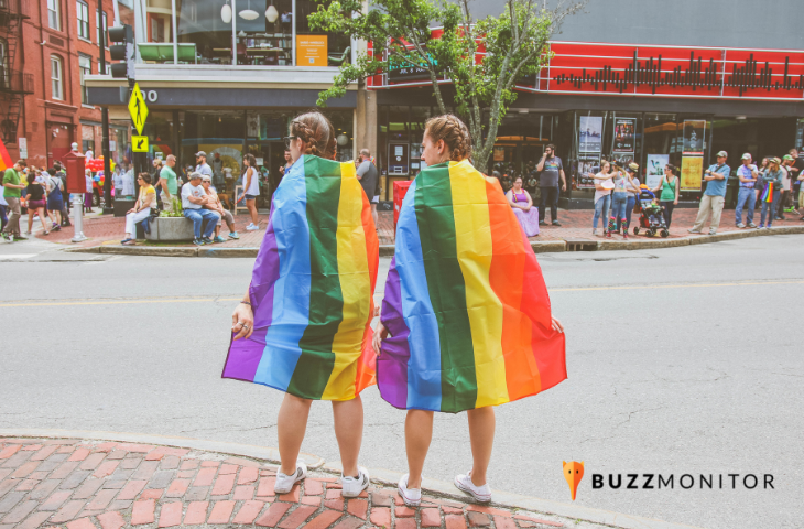 imagem de duas pessoas com a bandeira lgbt, representando influenciadores LGBTQIAP+
