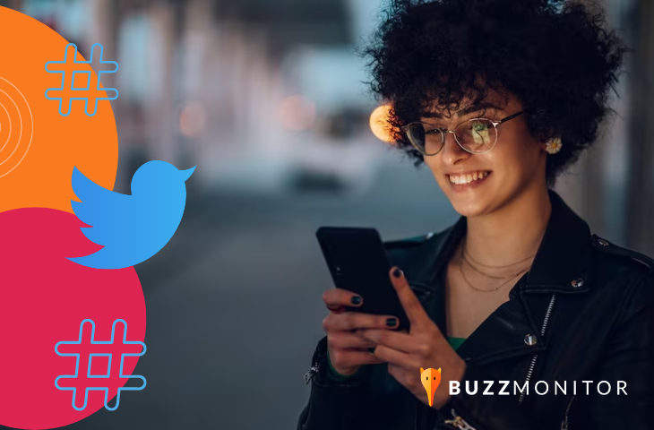 mulher conferindo os trending topics de janeiro no twitter