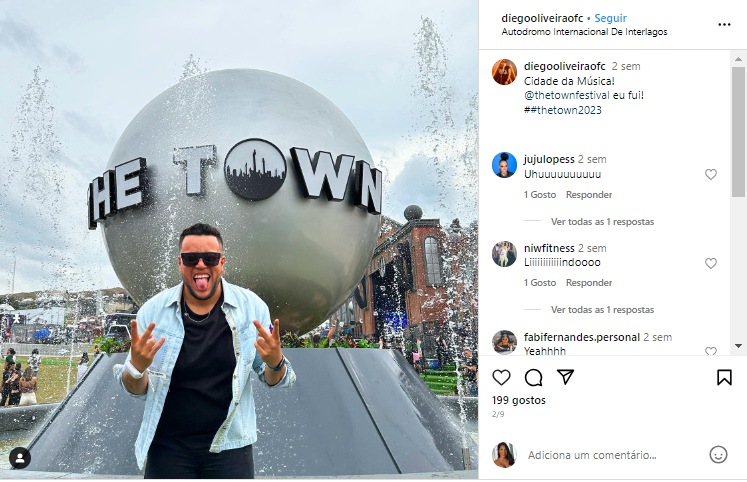 Foto de uma pessoa em frente a um globo com a logo do The Town durante o festival. A imagem foi coletada pelo monitoramento da Buzzmonitor para identificar as marcas mais presentes nas fotos do público.