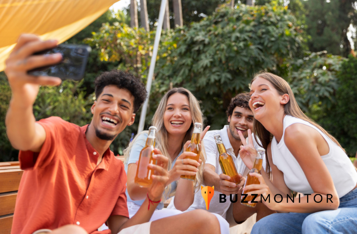imagem de amigos tomando uma variedade de produtos do mercado de cerveja e tirando foto para as redes sociais