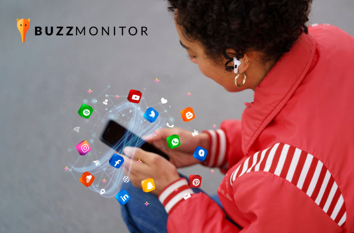 Mulher segurando um celular e ícones de várias redes sociais ao redor, simulando a disponibilidade de um atendimento multicanal