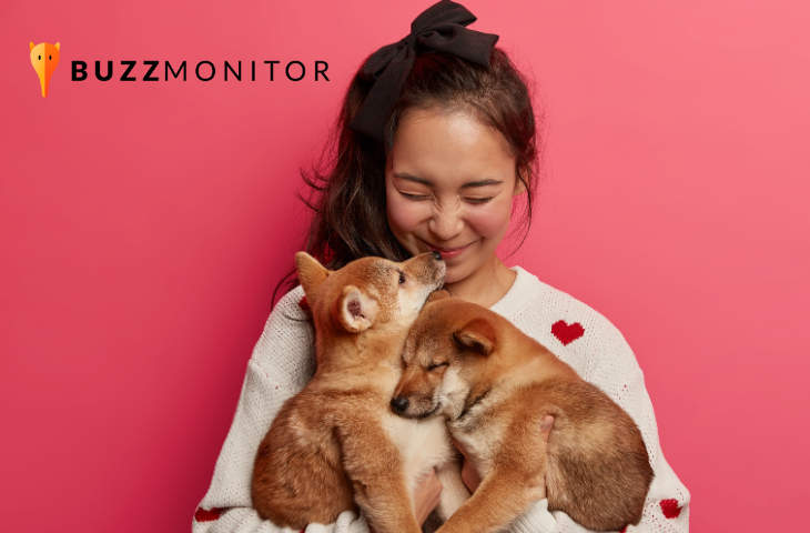 Tutora abraçada com dois cachorros, para estudo sobre o mercado pet