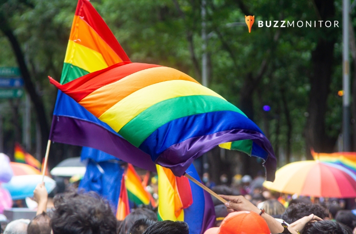 Parada LGBTQIAPN+ 2025: 74 % das conversas são positivas e Amstel lidera exposição de marca, aponta Buzzmonitor