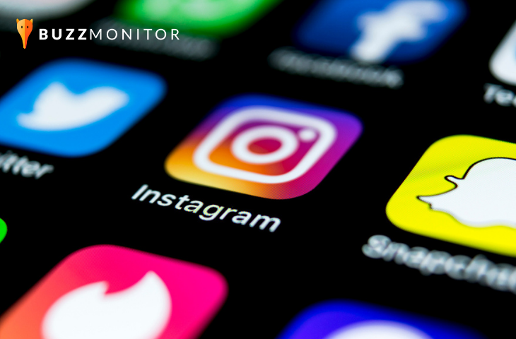Logo do aplicativo Instagram centralizado, o qual remete a uma lente de câmera, com logos de outros aplicativos ao redor, como Twitter, SnapChat e Facebook, remetendo a uma lista de aplicativos instalados em um celular. O objetivo é apresentar o novo feed do Instagram e seus impactos às marcas.
