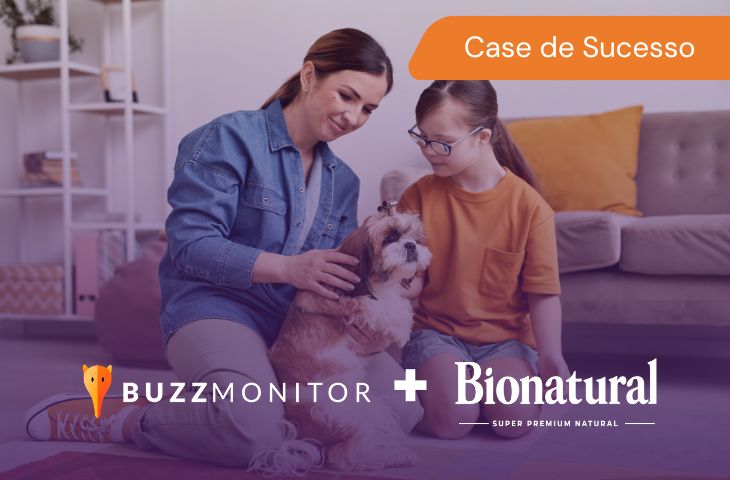 Mulher e criança brincando com cachorro em casa — case de sucesso Bionatural e Buzzmonitor sobre monitoramento de campanha em tempo real