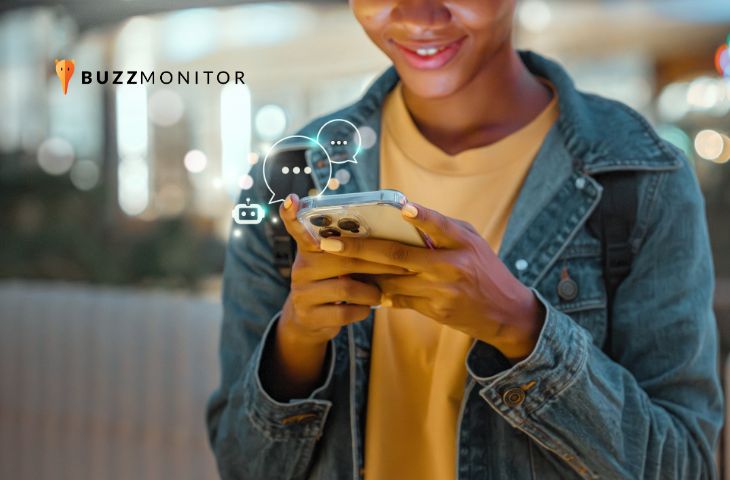 Mulher usando o celular durante atendimento com IA para atendimento ao cliente