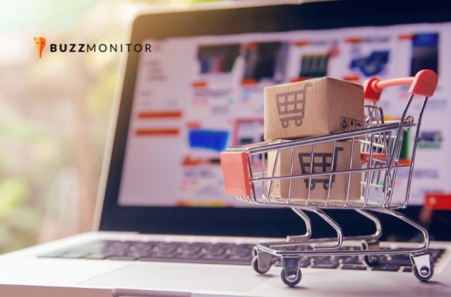 Carrinho de compras em frente a notebook representando social listening para e-commerce