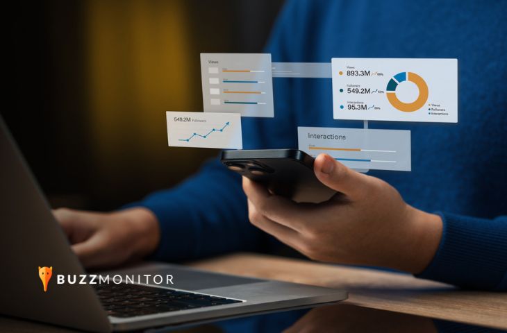 Pessoa segurando o celular em frente ao notebook, com cartões flutuantes mostrando métricas de visualizações, seguidores e interações em redes sociais