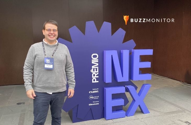 Representante da Buzzmonitor no letreiro do Prêmio NEEX 2026, evento da Exame e BTG Pactual