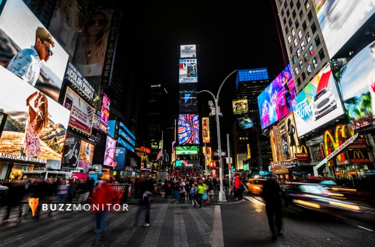 Profesional de marketing monitoreando conversaciones en redes sociales en tiempo real