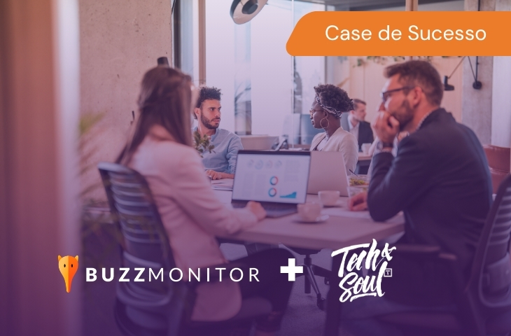 Equipe analisa gráficos em notebook em reunião, com logos da Buzzmonitor e Tech & Soul, em case de social listening com IA