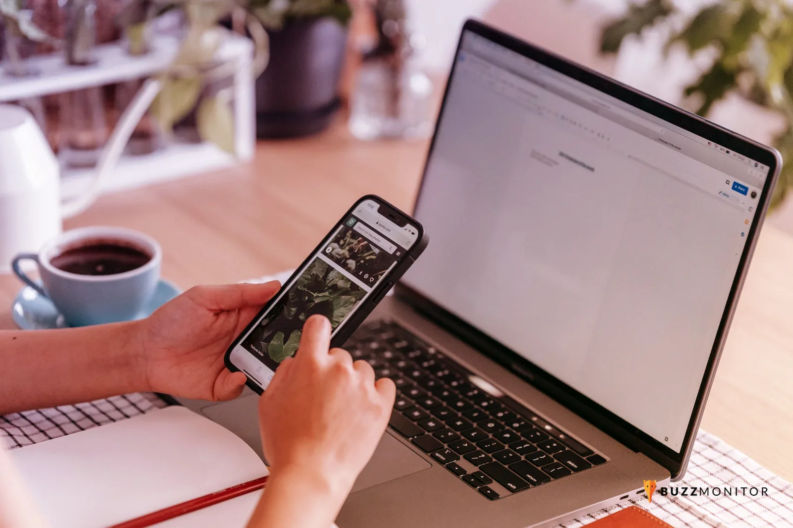 Persona revisando en una computadora y un celular una publicación sospechosa en redes sociales.
