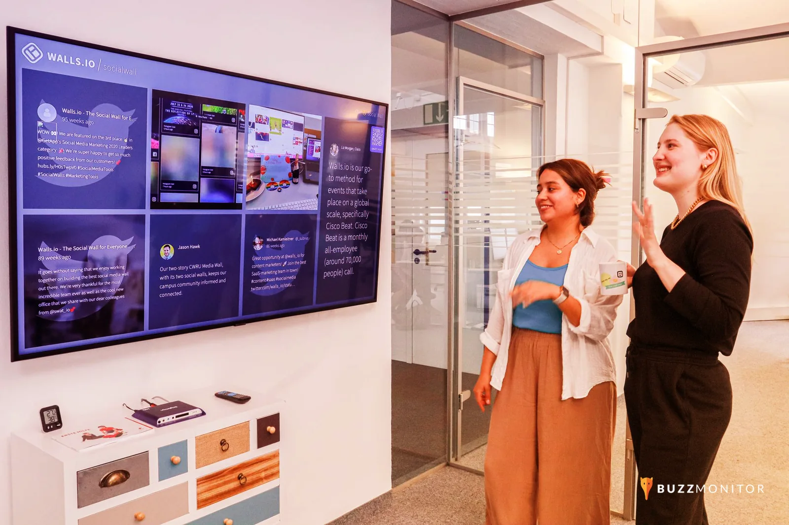 Equipo revisando métricas en una pantalla durante una reunión de monitoreo
