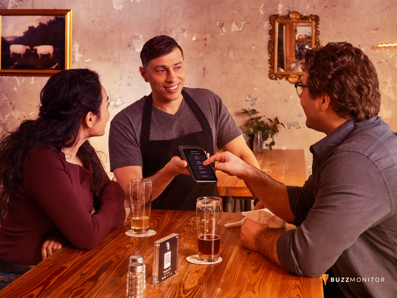 Pessoa a dar feedback no telemóvel junto a uma mesa de restaurante