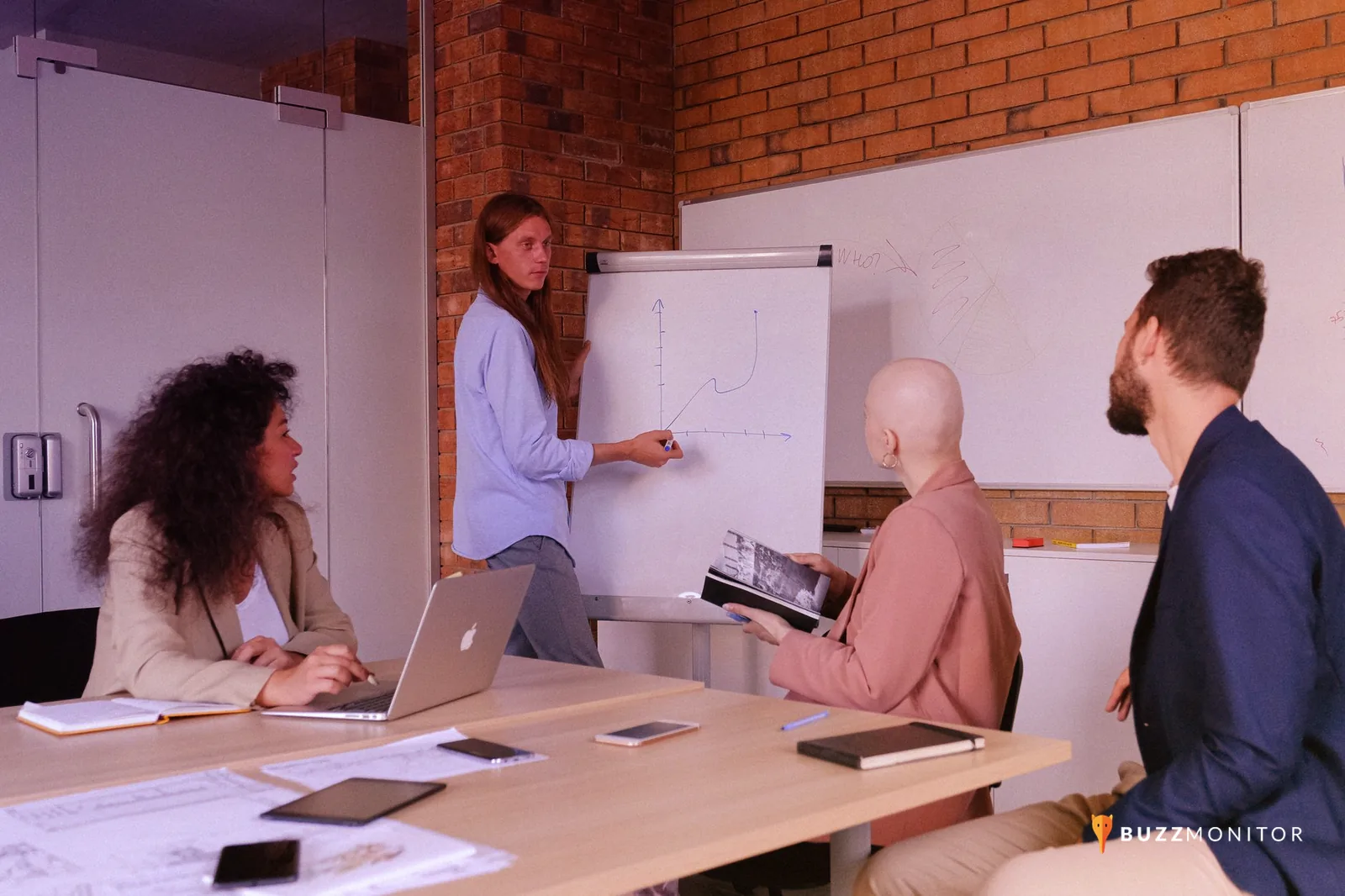 Equipe reunida em torno de notebook para planejar riscos e regras de conteúdo em redes sociais