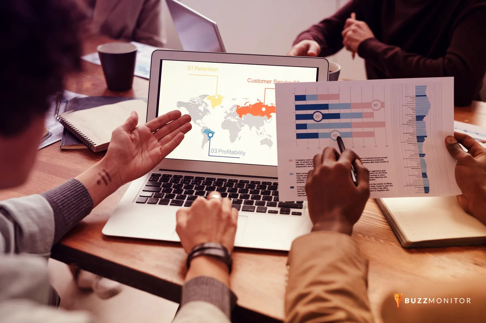 Equipo de marketing revisando un tablero de monitoreo de redes en una computadora