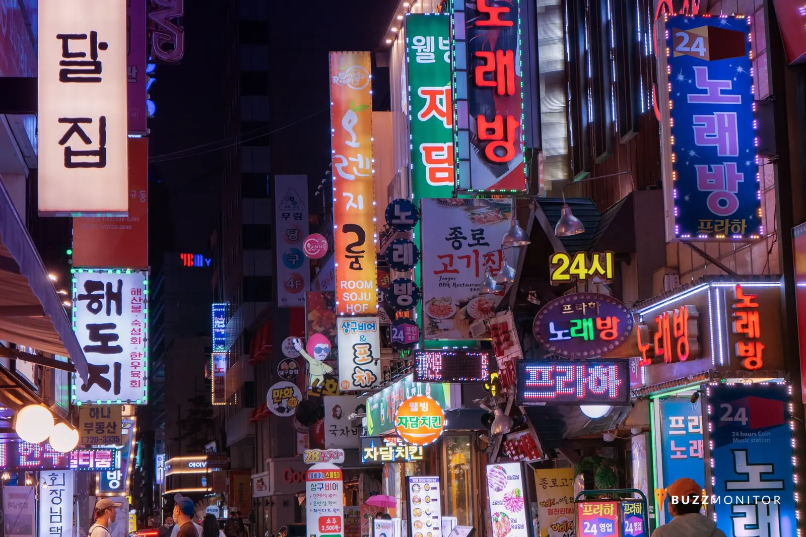 Fachadas de locales comerciales en una calle, relacionadas con Google Business Profile y presencia local