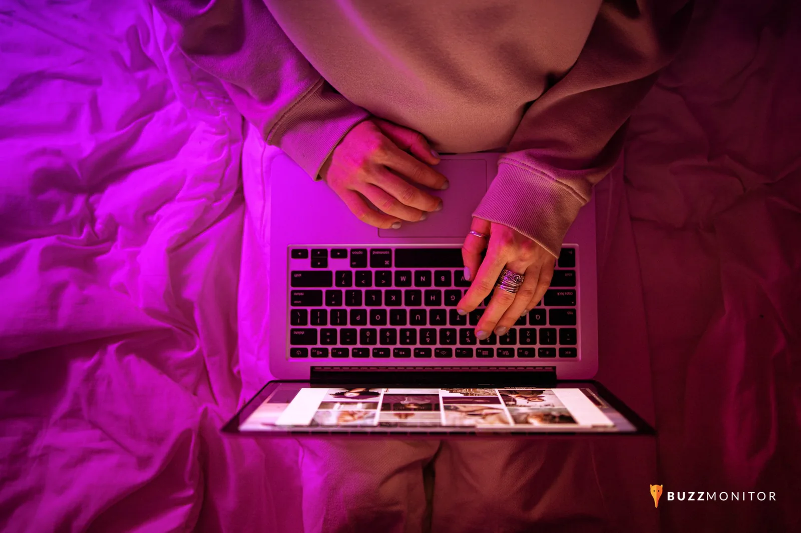 Portátil com painel de redes sociais aberto numa secretária, usado para identificar deepfakes e alertas digitais