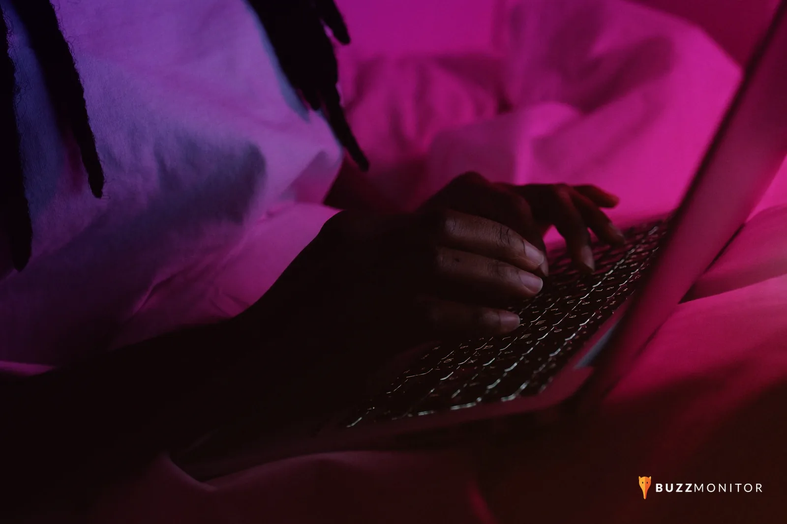 Mãos digitando em um notebook com tela de alerta em ambiente de escritório