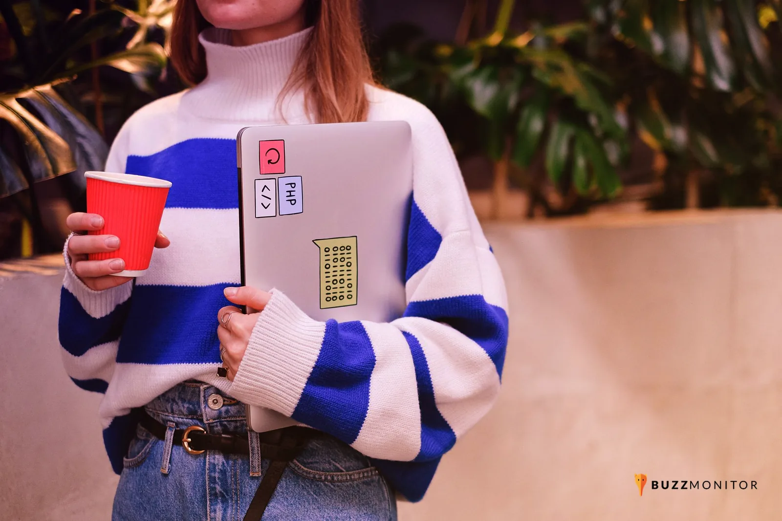 Pessoa usando notebook com elemento visual de segurança digital na tela