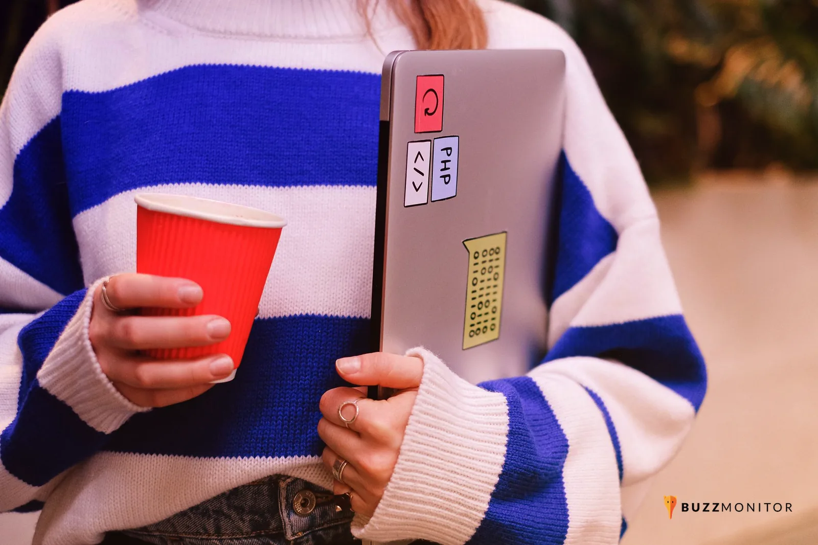 Mãos usando notebook com gráficos de dados para análise de redes sociais