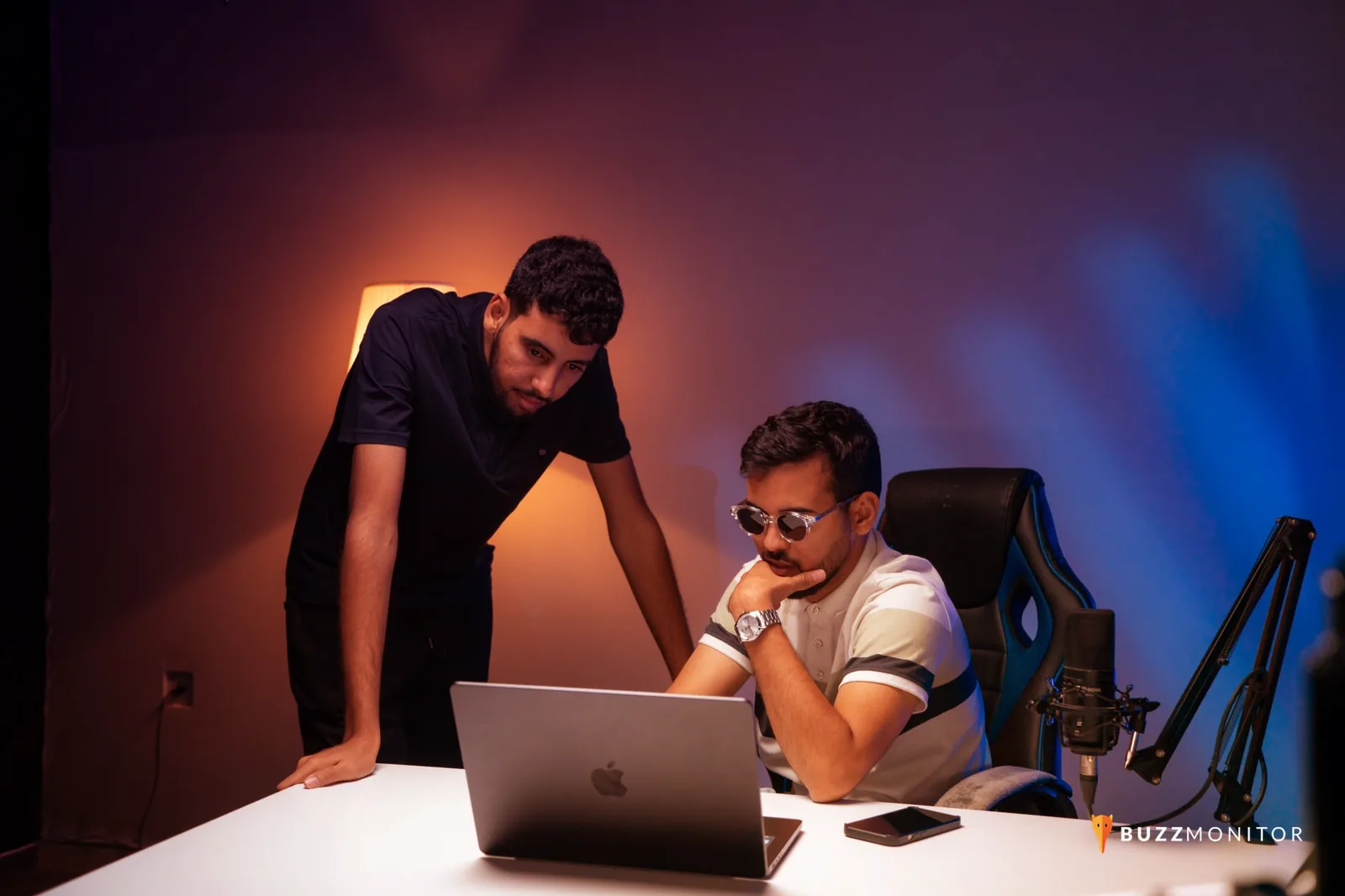 Equipo revisando un tablero de social listening en una computadora durante una reunión