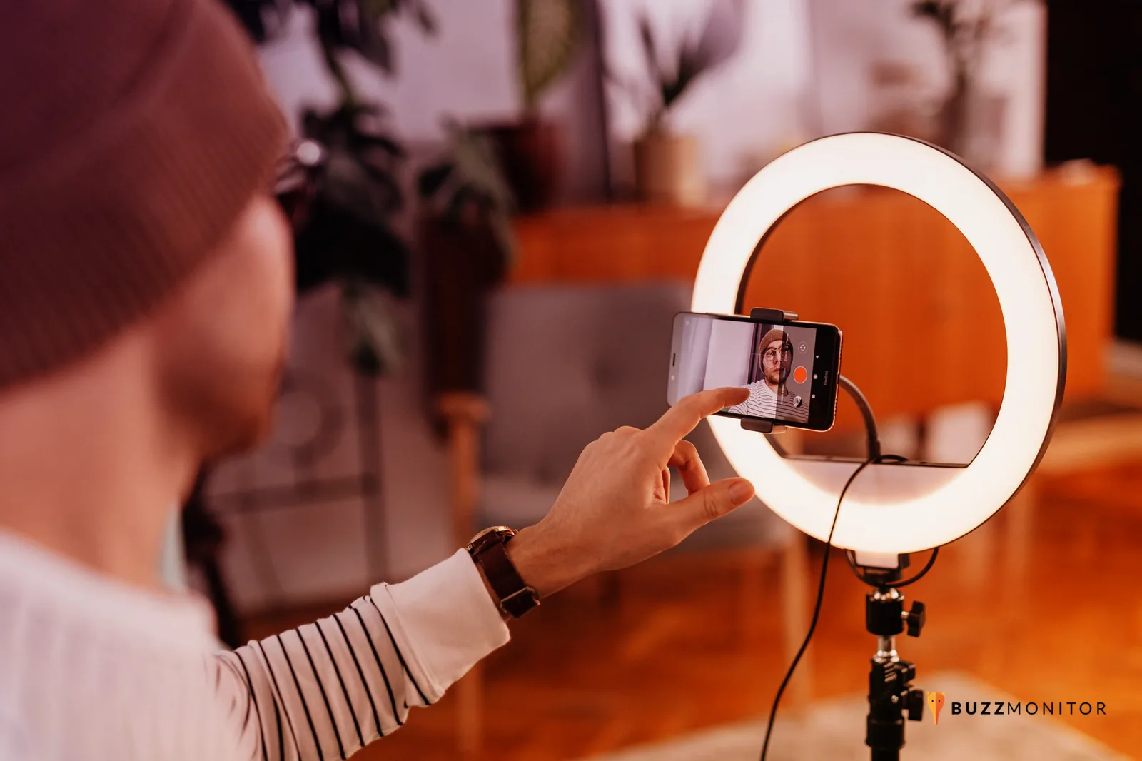 Creadora graba un producto con un celular para una campaña de videos cortos con creadores