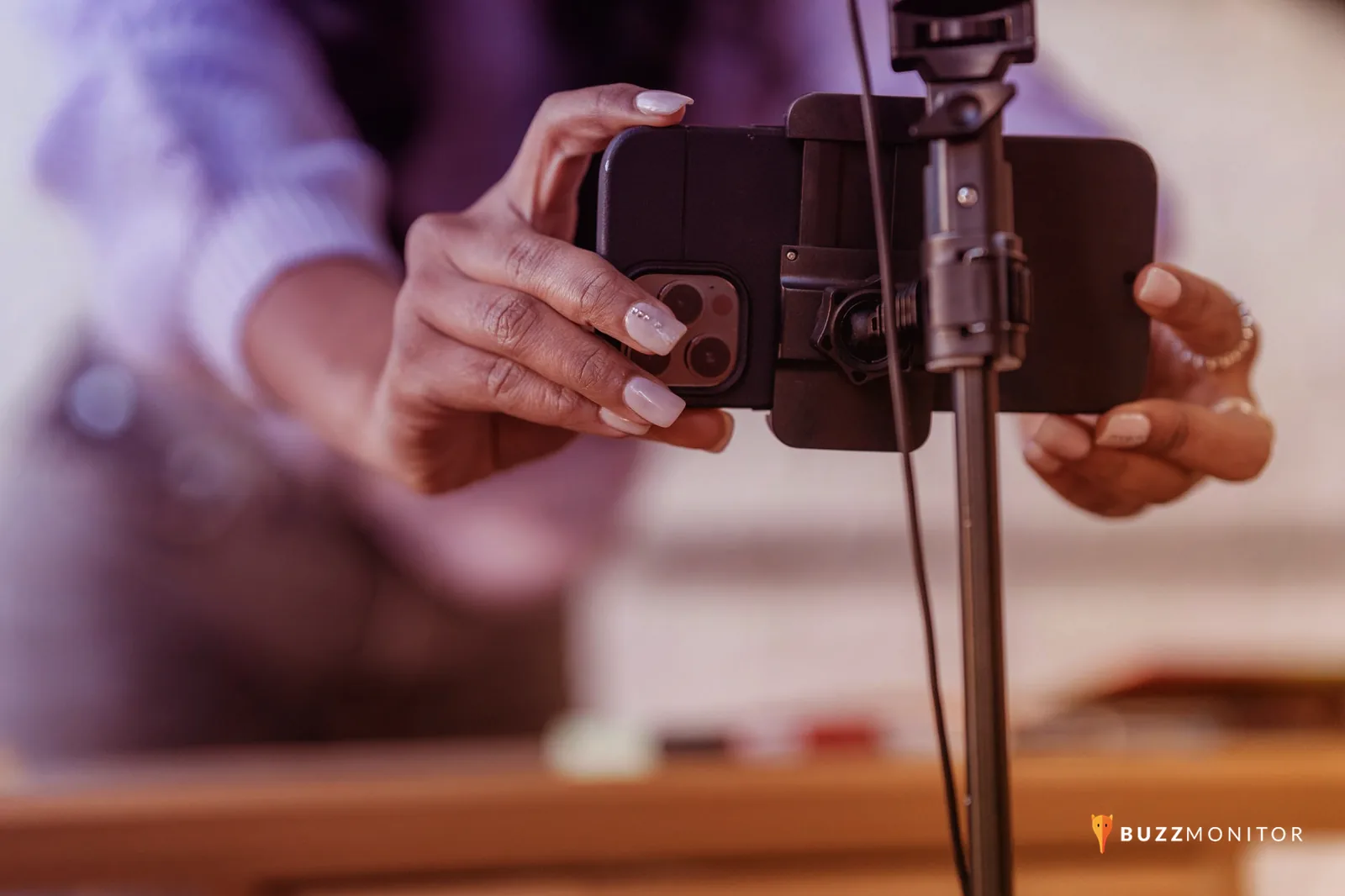 Persona grabando un video corto con un celular para comparar formatos de YouTube Shorts vs TikTok