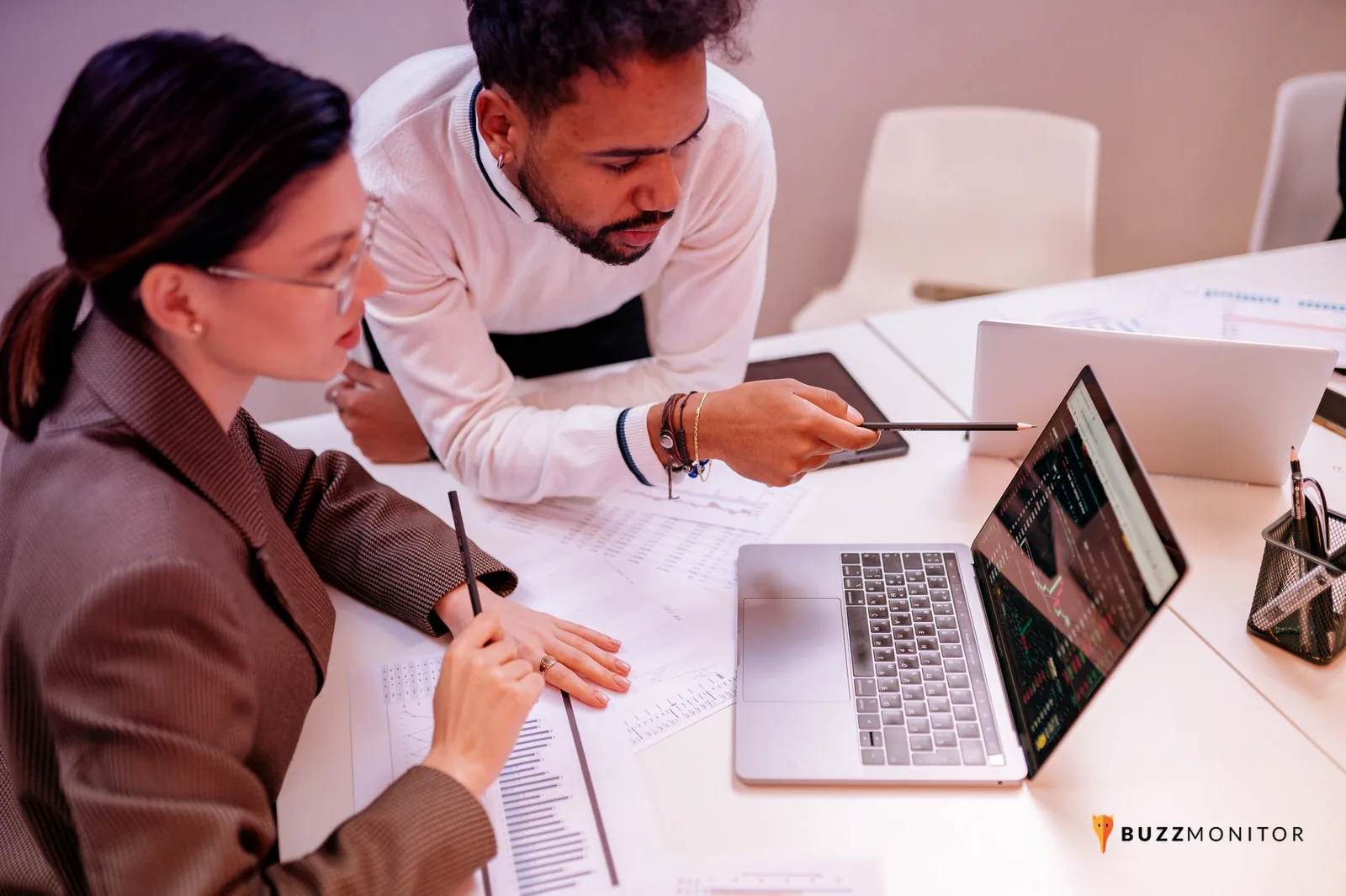 Equipo revisando métricas de video corto en una computadora durante una reunión de marketing