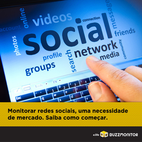 pessoa pesquisando nuvem de palavras na internet sobre como fazer monitoramento de redes sociais
