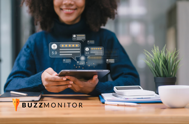 mulher usando a distribuição automática de tickets no atendimento
